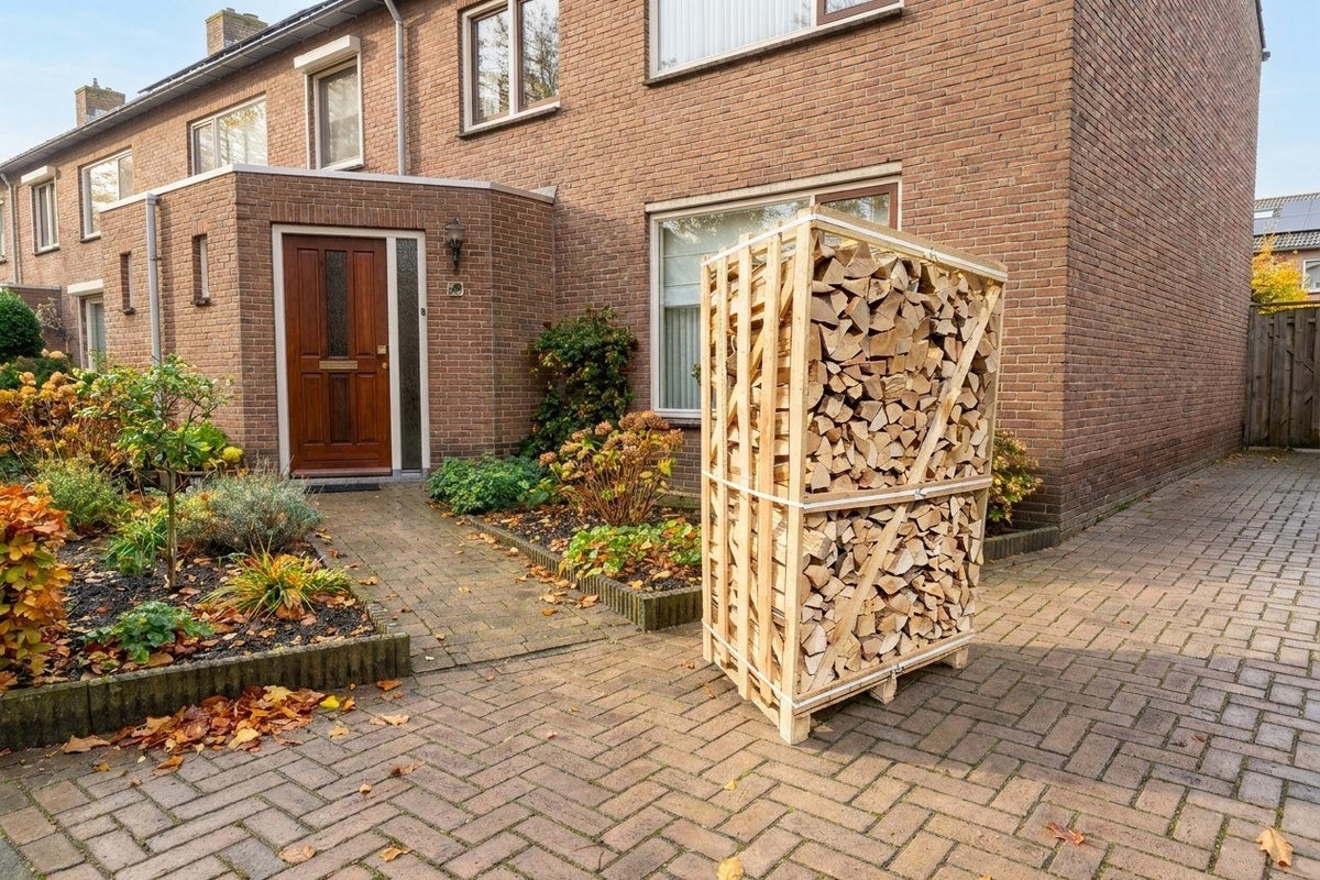 Pallet ovengedroogd haardhout, bezorgd op de oprit van een rijtjeshuis