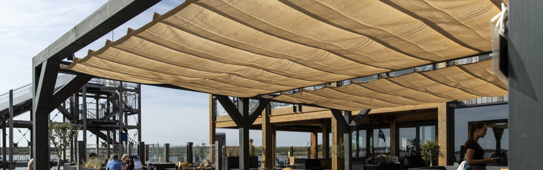 Een harmonicadoek op maat boven een terras